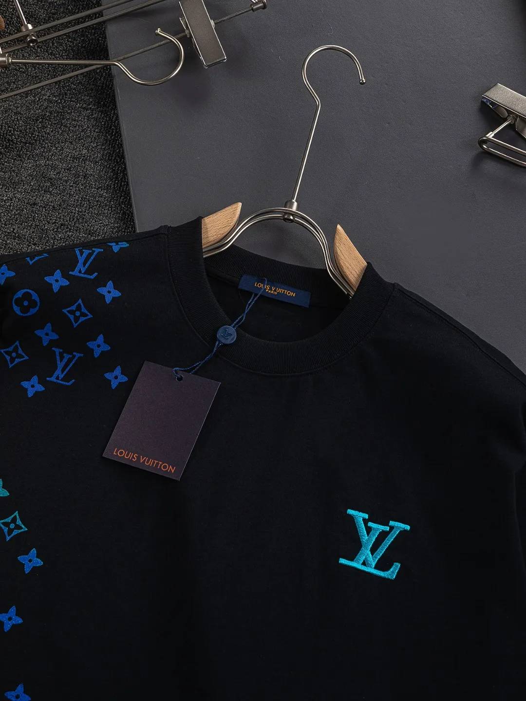 🅿️210 Louis Vuitton 1V micro-wide version S-Xl 25SS LV new product counter catwalk style, heavy letter embroidery stitching colorful print on the chest 🪡 Embroidered logo, same style for men and women! Short-sleeves are not the same as the general public, but must be unique and eye-catching. This LV short-sleeves is all about quality, comfort, consistent style, fashion, including fabrics and cutting techniques, all of which have been made with great effort! 320 grams of washed pure cotton fabric, pure cotton is breathable, very refreshing and comfortable for daily wear. The rib knitting on the neckline is smooth and tight, and the neckline will not be skewed if you toss it at will. The loose version, you will find that it looks really good on the upper body. The overall is minimalist and neat, super versatile for daily use! Pair it casually with a pair of pants for a youthful look. A T-shirt will make your outfit crazy. It is a fashionable item that can never go wrong! Color: Black White Size: S-XL Size chart: S: Shoulder width 50-Bust 54-Length 70 M: Shoulder width 52-Bust 56.5-Length 72 L: Shoulder width 54-Bust 59-Length 74 XL: Shoulder width 56-Bust 61.5-Length 76